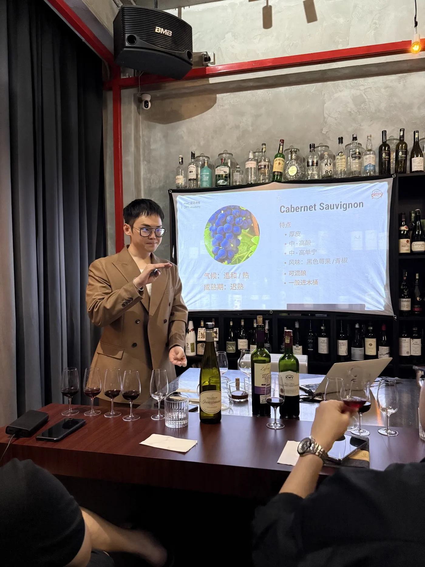讲师在 JWC Wine 真实课堂讲解 Cabernet Sauvignon