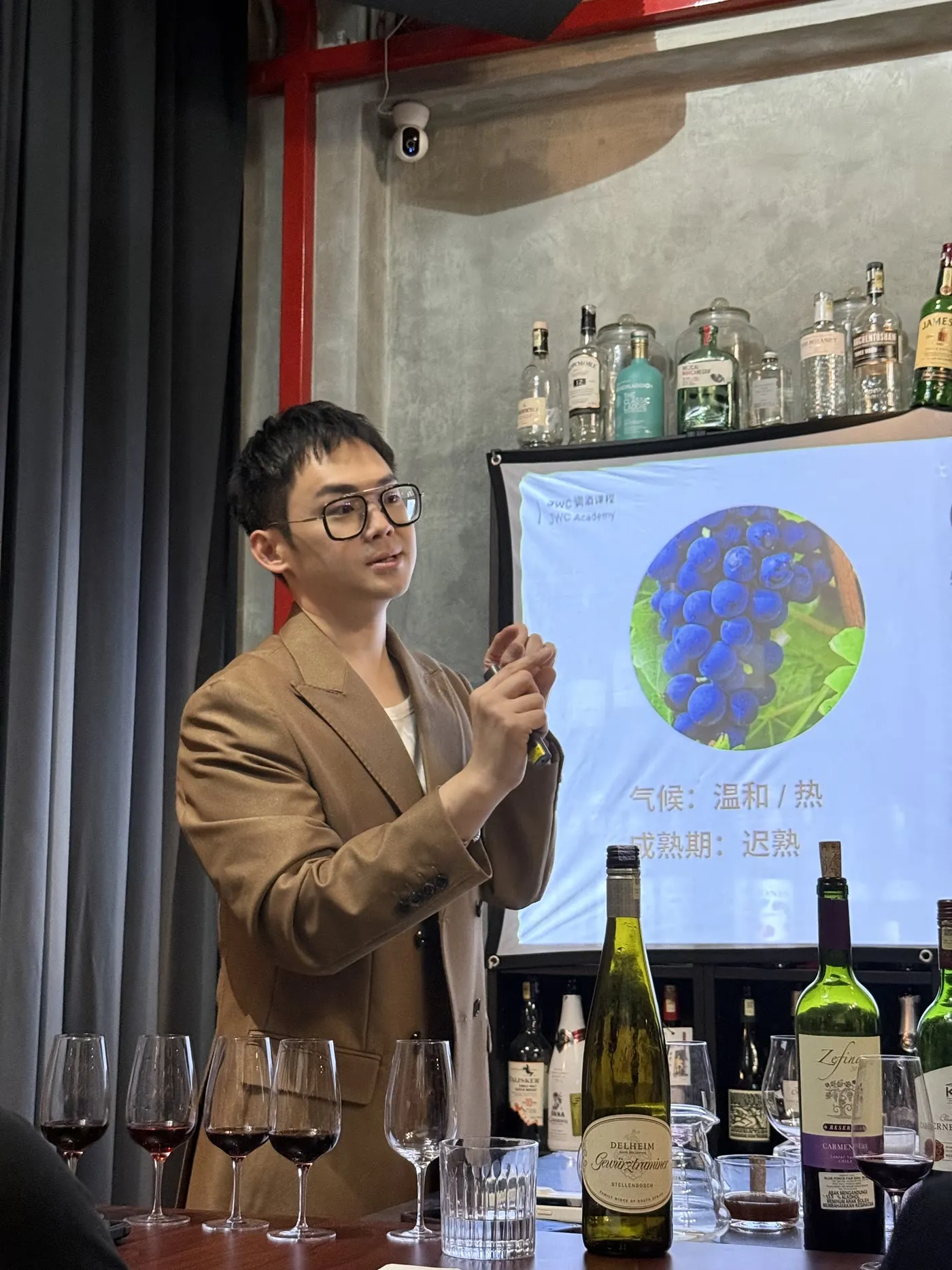 JWC葡萄酒讲师在真实课堂讲解国家与产区