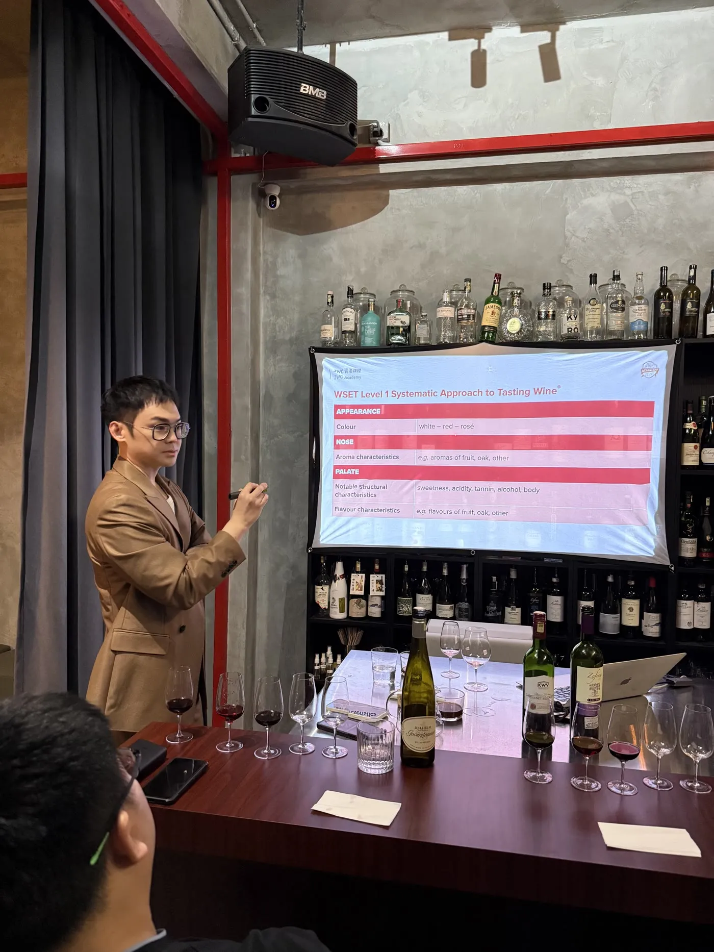 讲师示范看颜色、闻香和品酒记录方法